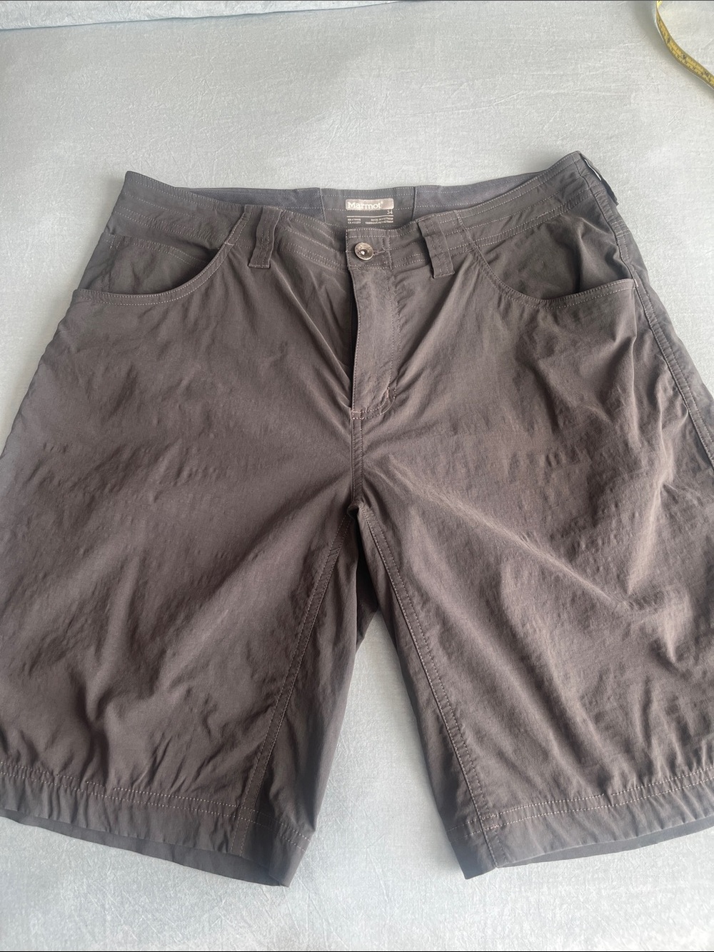 Marmot Arch Rock style Dark Gray Men's Shorts with Back Zipper Pockets 34 L